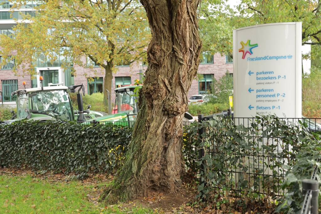 Ingang Friesland Campina door boeren geblokkeerd