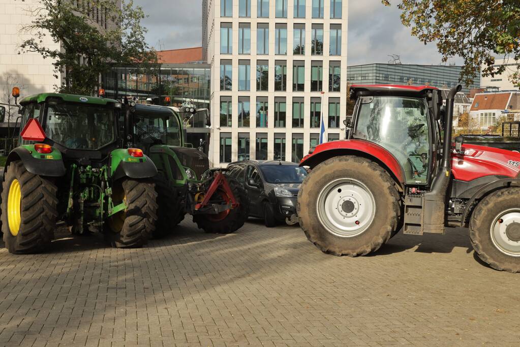 Ingang Friesland Campina door boeren geblokkeerd