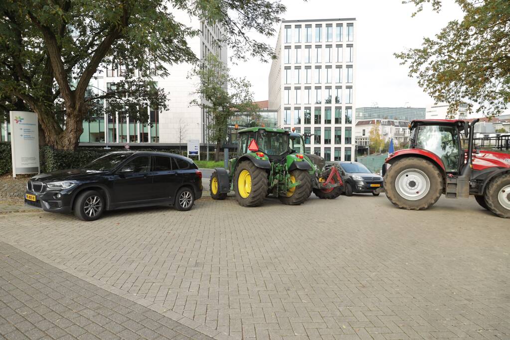 Ingang Friesland Campina door boeren geblokkeerd