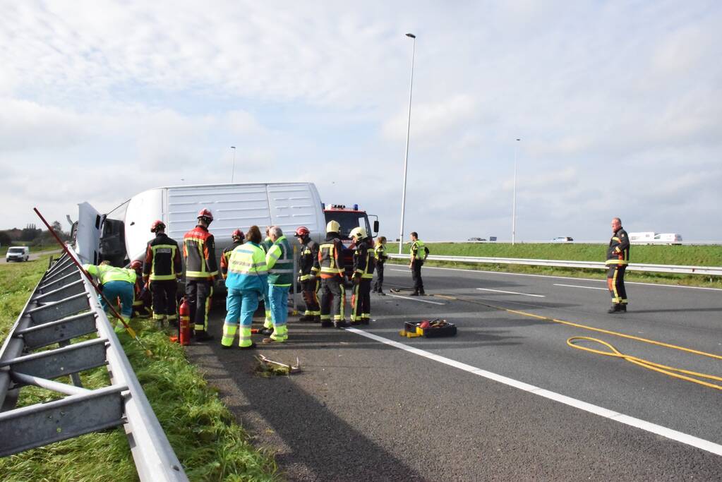 Bestelbus op zijn kant na aanrijding