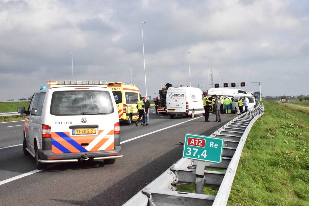 Bestelbus op zijn kant na aanrijding