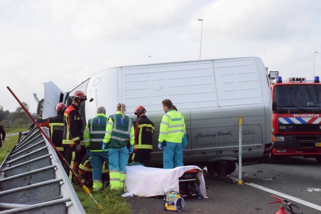 Bestelbus op zijn kant na aanrijding