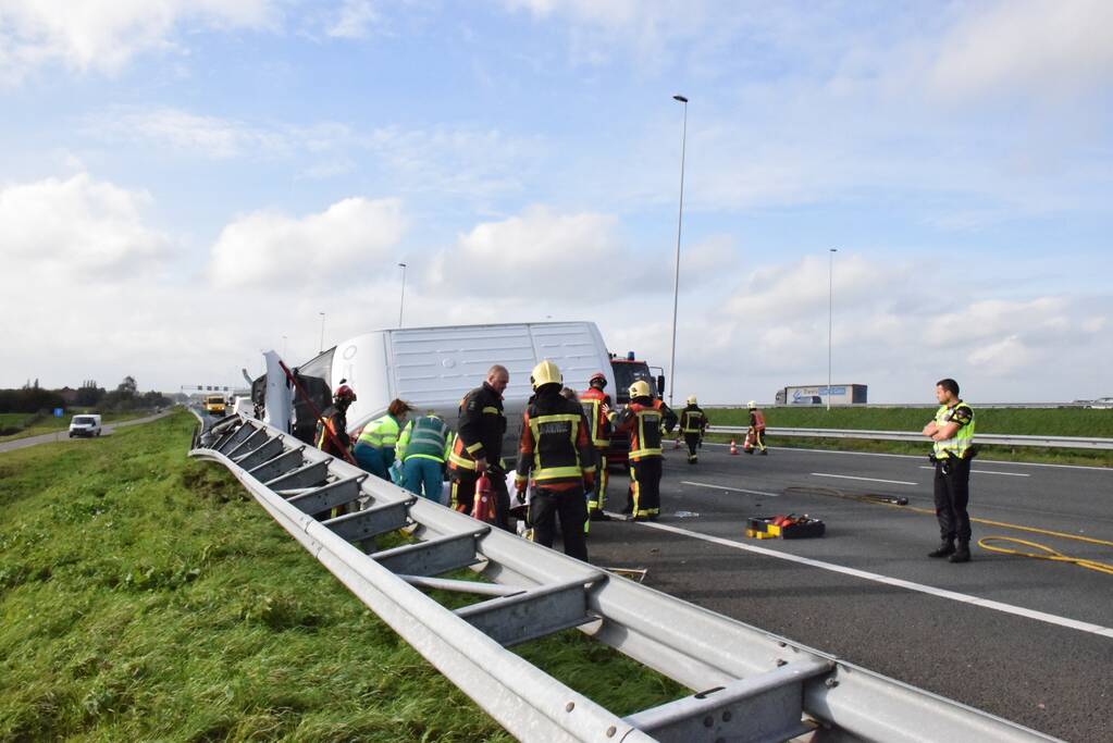 Bestelbus op zijn kant na aanrijding