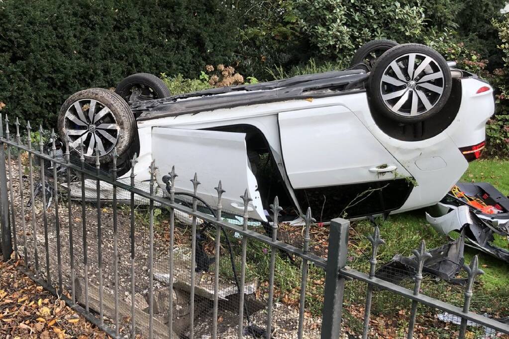 Auto belandt op zijn kop in voortuin Vogelenzang
