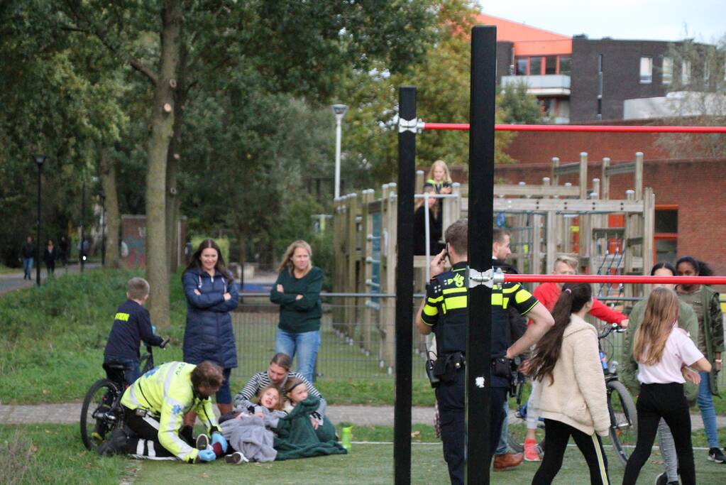 Meisjes aangereden, bestuurder scooter gevlucht