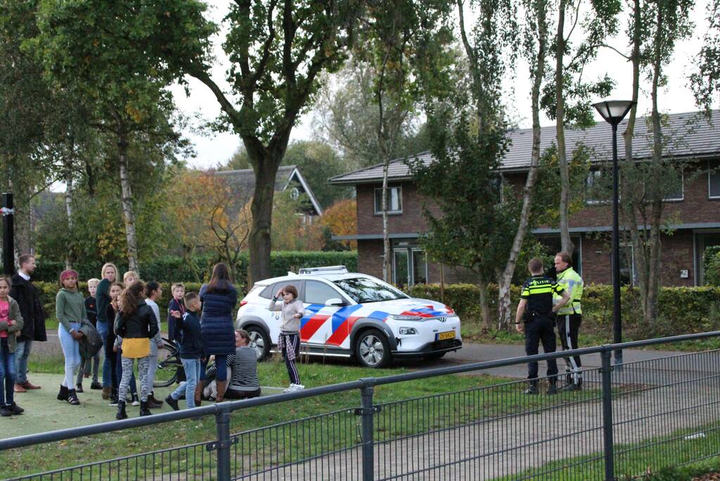 Meisjes aangereden, bestuurder scooter gevlucht