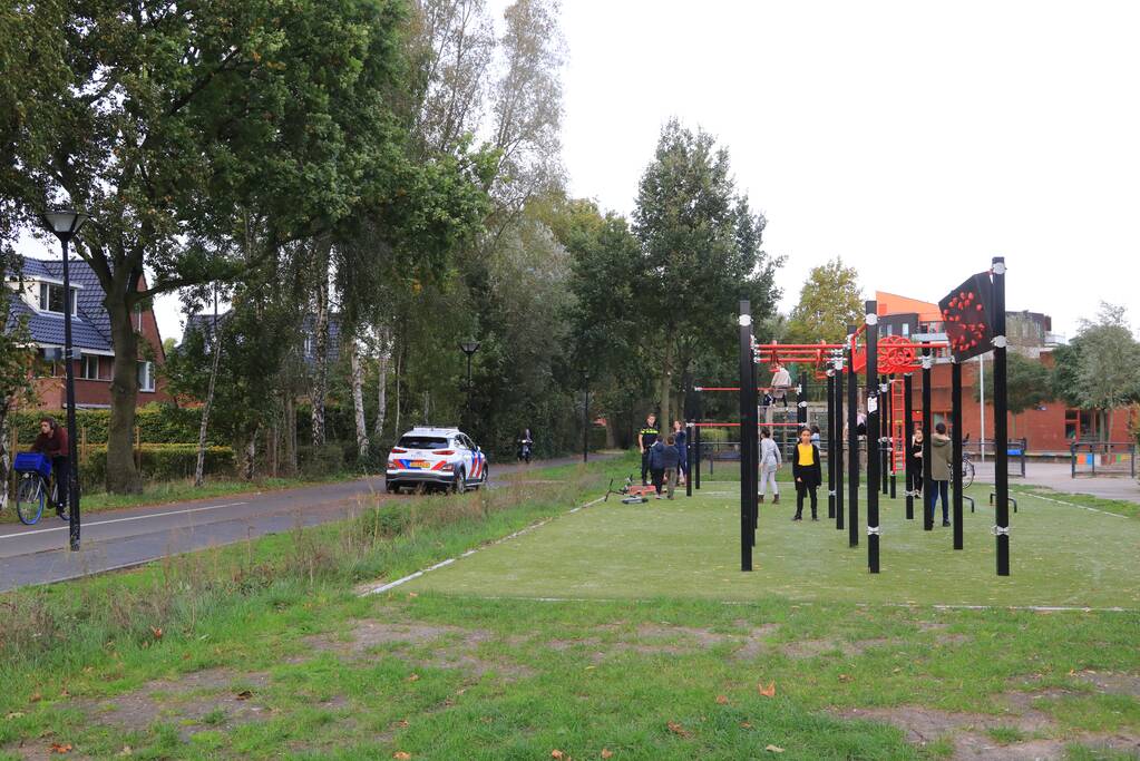 Meisjes aangereden, bestuurder scooter gevlucht