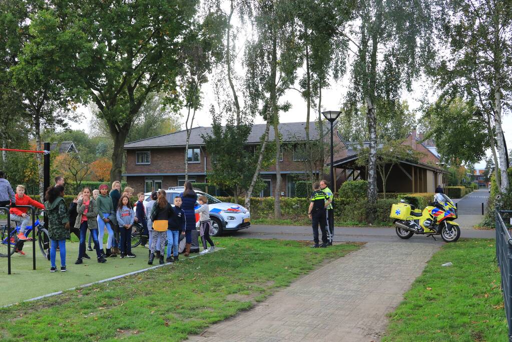 Meisjes aangereden, bestuurder scooter gevlucht