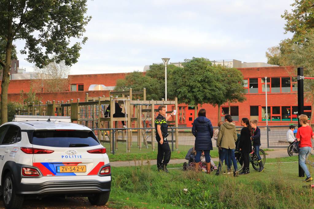 Meisjes aangereden, bestuurder scooter gevlucht