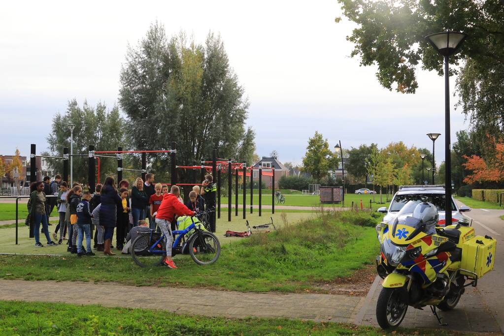 Meisjes aangereden, bestuurder scooter gevlucht