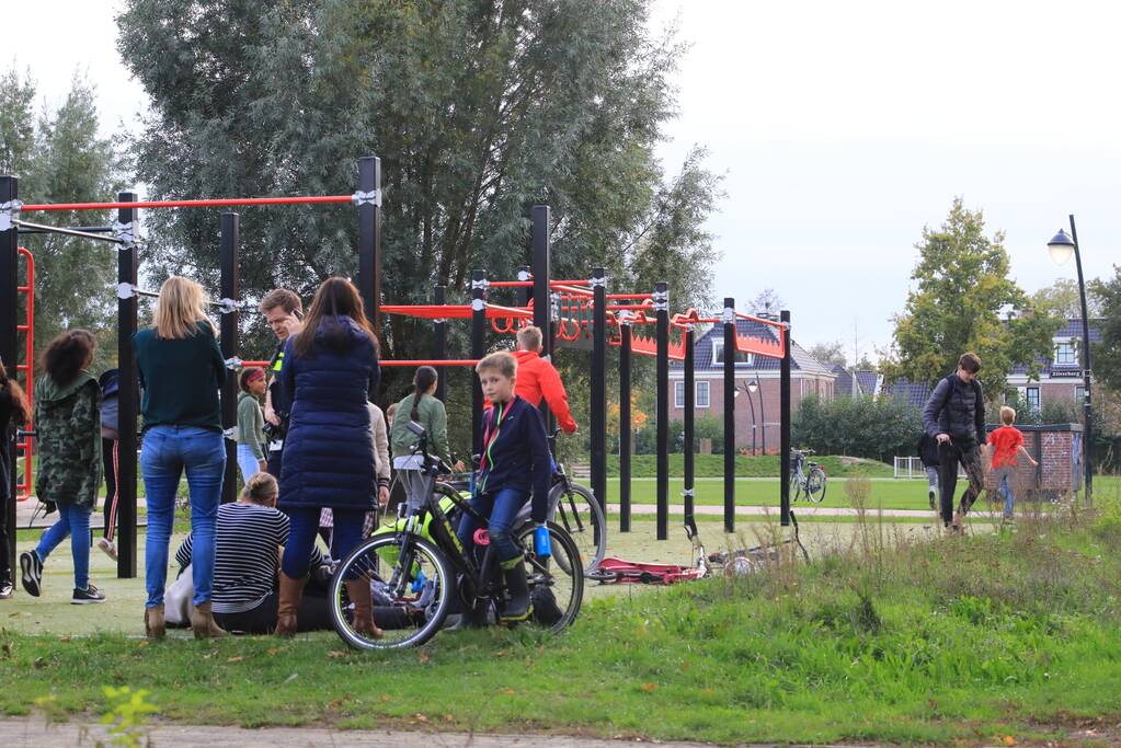 Meisjes aangereden, bestuurder scooter gevlucht