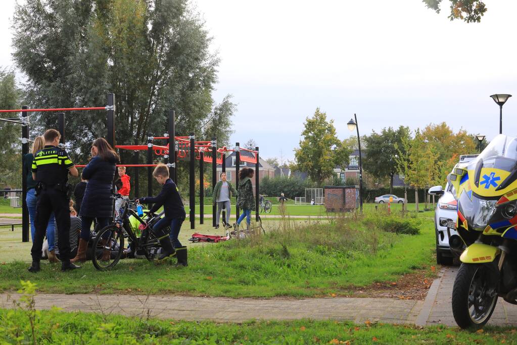 Meisjes aangereden, bestuurder scooter gevlucht