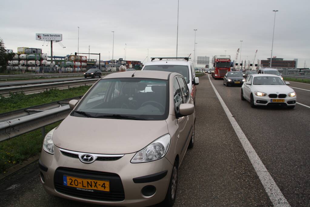 Bestelauto botst op auto