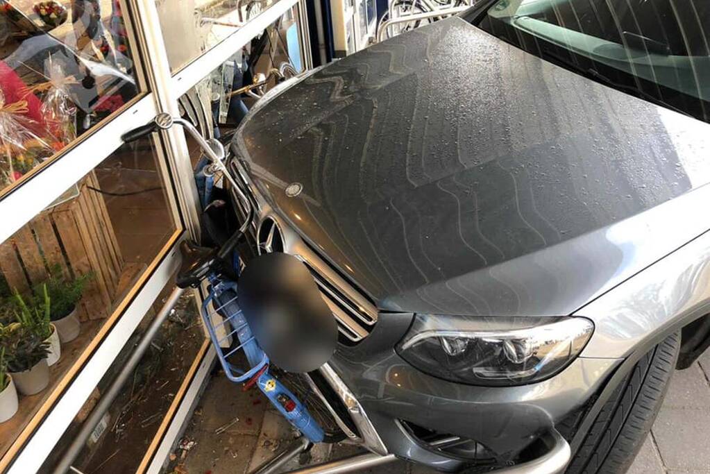 Automobiliste knalt tegen gevel Albert Heijn aan