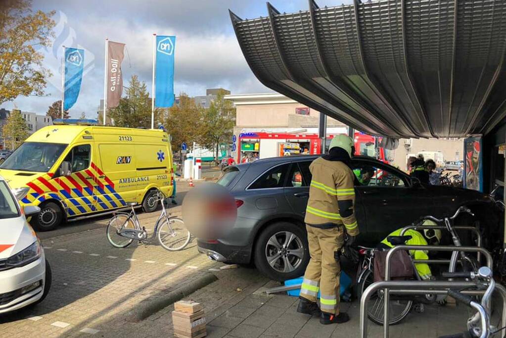 Automobiliste knalt tegen gevel Albert Heijn aan