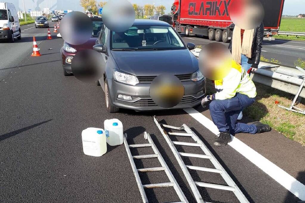 Meerdere auto's botsen door afgevallen ladders, veroorzaker rijdt door