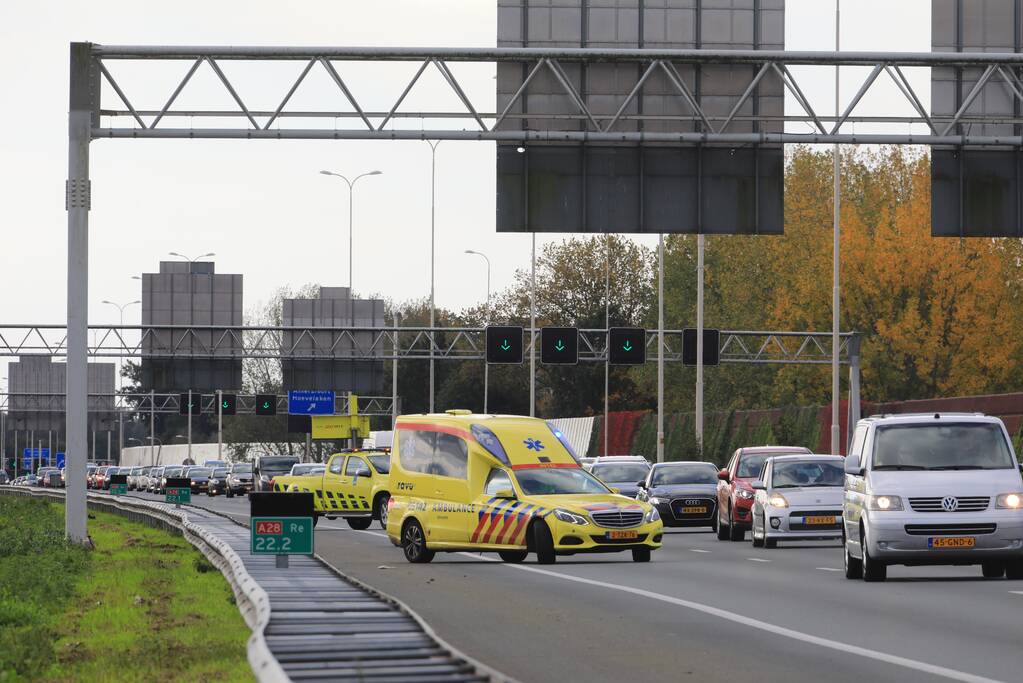 Rijbaan afgesloten na ongeval A28