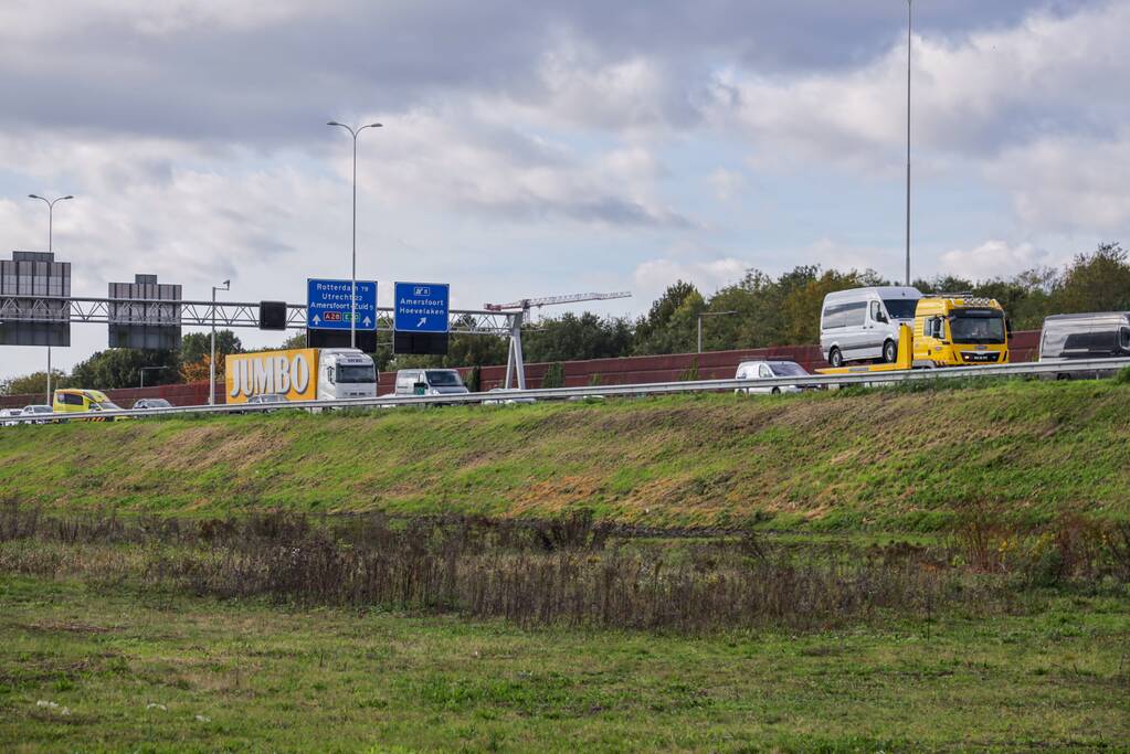 Rijbaan afgesloten na ongeval A28