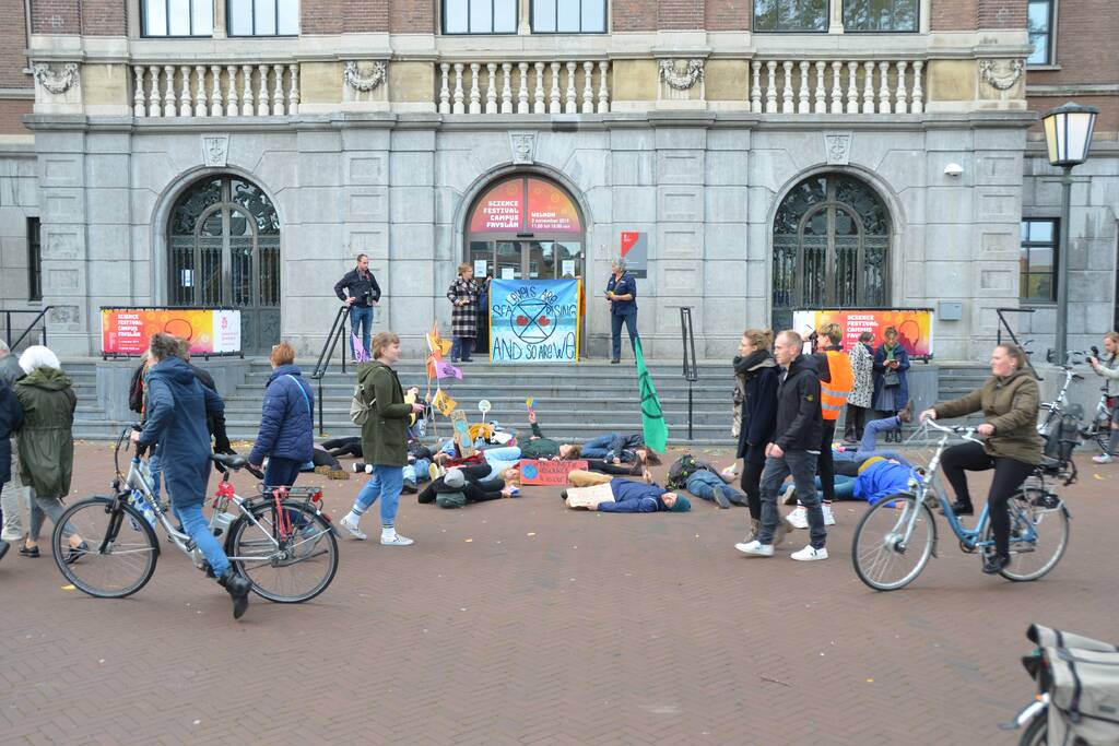 Extinction Rebellion demonstreert bij Rijksuniversiteit Groningen