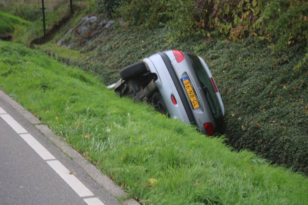 Auto in de sloot na onwelwording