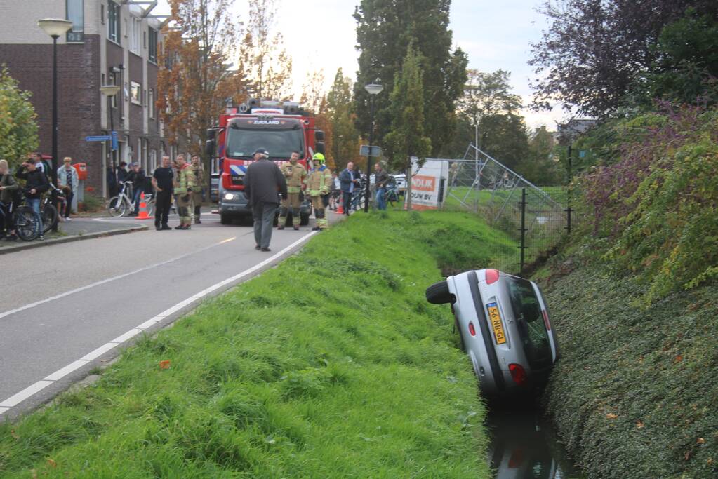 Auto in de sloot na onwelwording