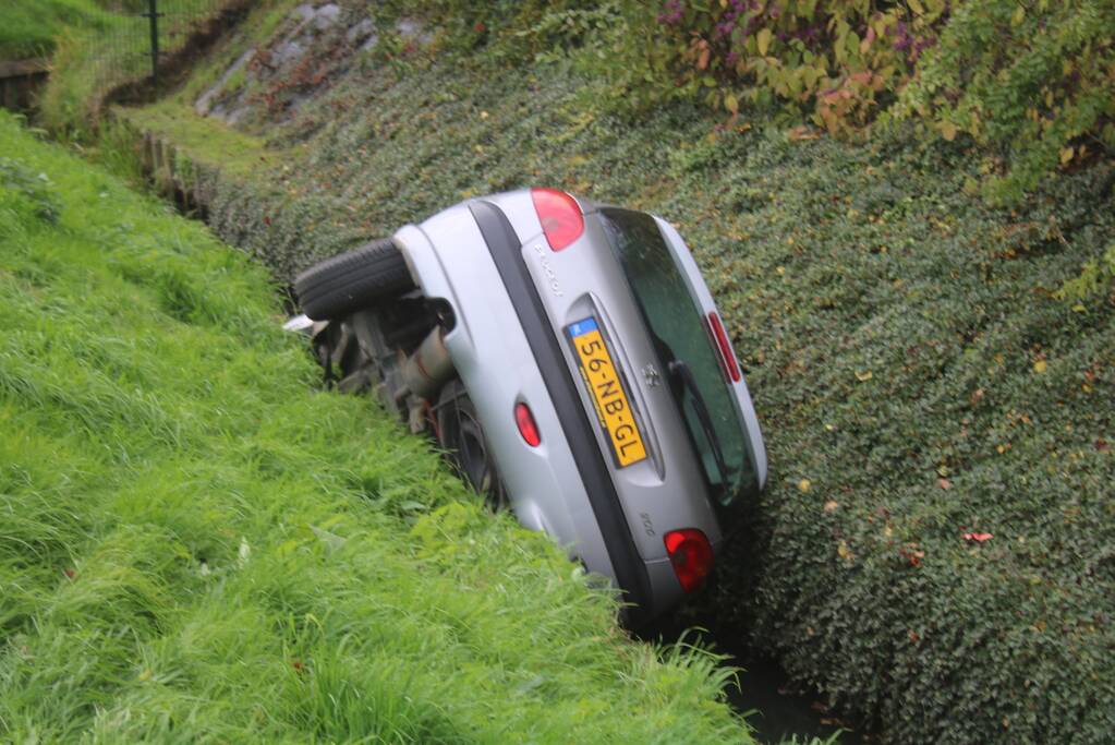 Auto in de sloot na onwelwording