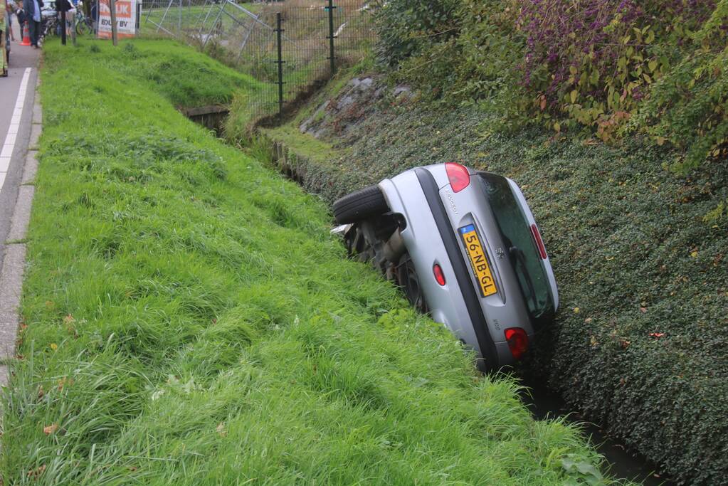 Auto in de sloot na onwelwording