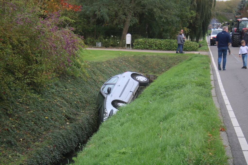 Auto in de sloot na onwelwording