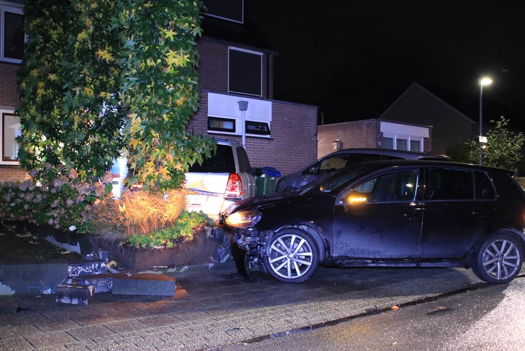 Geparkeerde auto ramt gevel na aanrijding