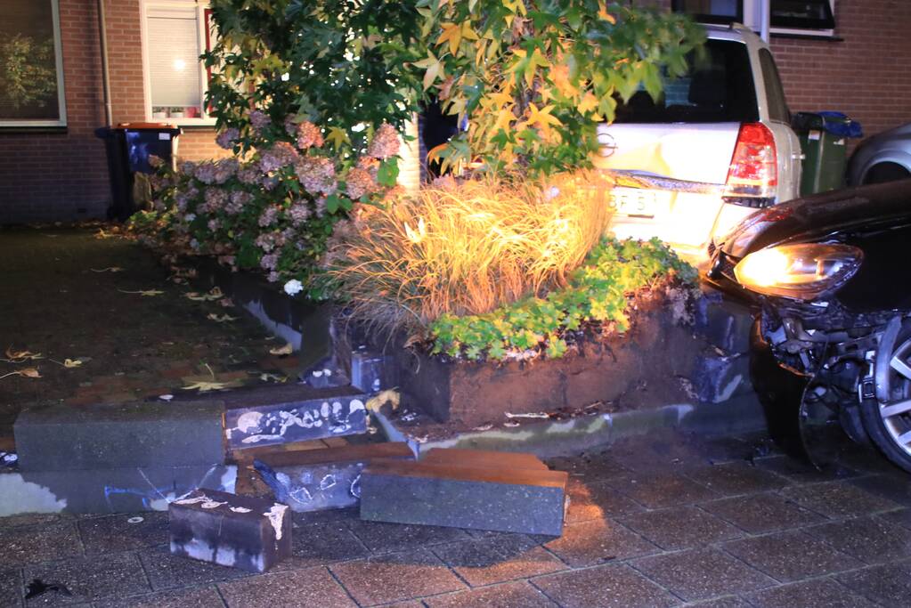 Geparkeerde auto ramt gevel na aanrijding