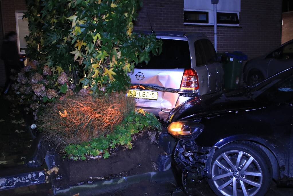 Geparkeerde auto ramt gevel na aanrijding