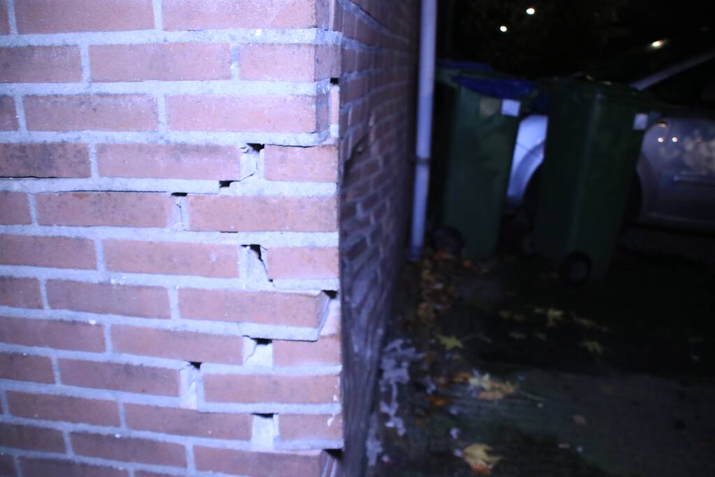 Geparkeerde auto ramt gevel na aanrijding