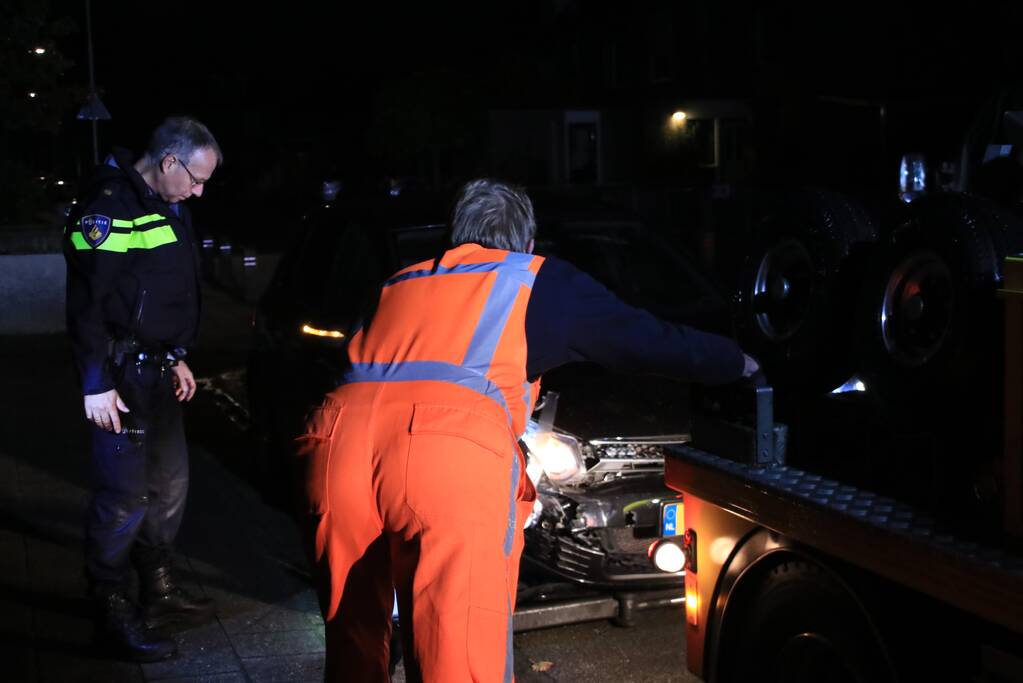 Geparkeerde auto ramt gevel na aanrijding