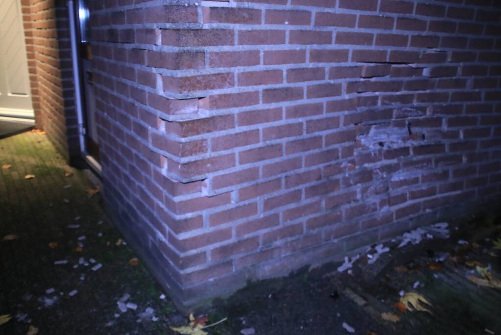 Geparkeerde auto ramt gevel na aanrijding