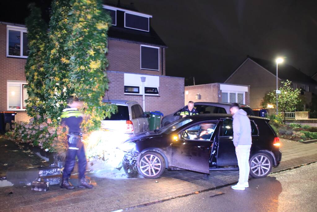 Geparkeerde auto ramt gevel na aanrijding