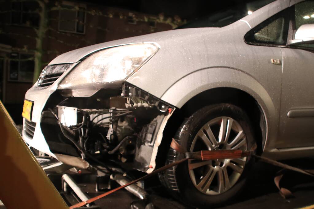 Geparkeerde auto ramt gevel na aanrijding