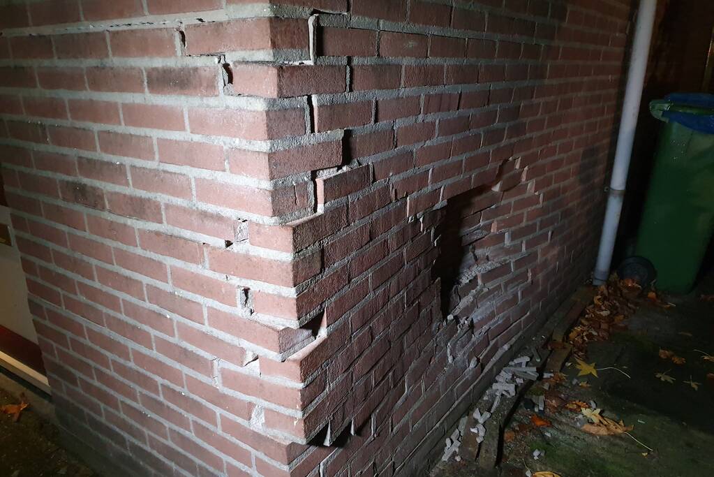 Geparkeerde auto ramt gevel na aanrijding