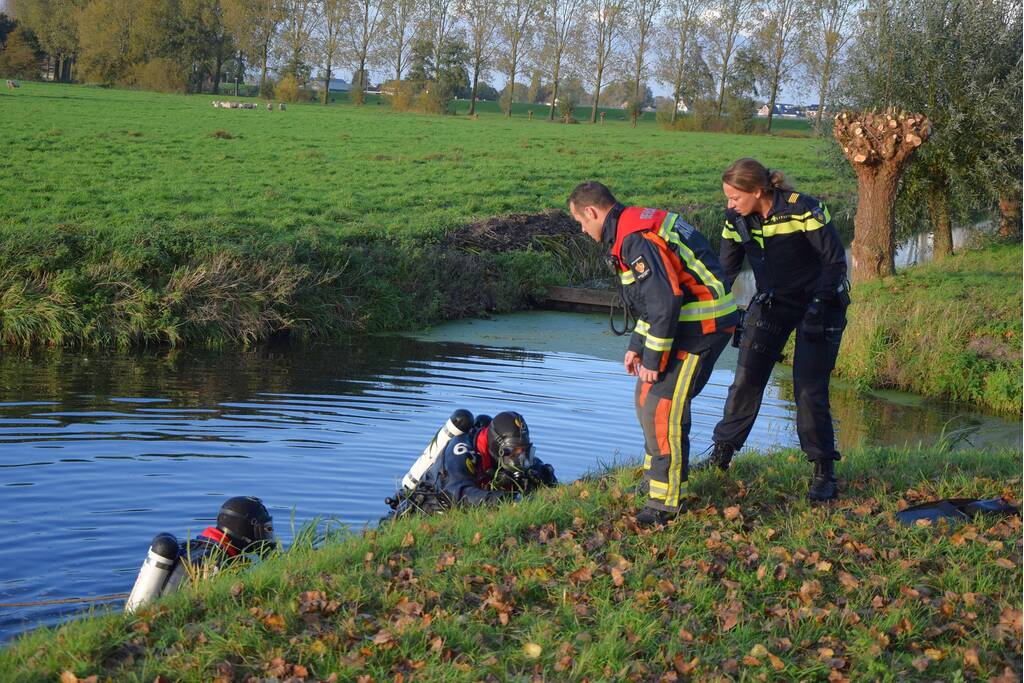 Hulpdiensten redden persoon uit water