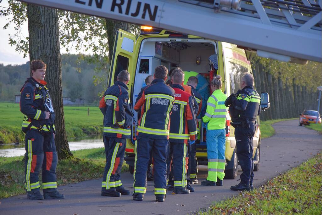 Hulpdiensten redden persoon uit water