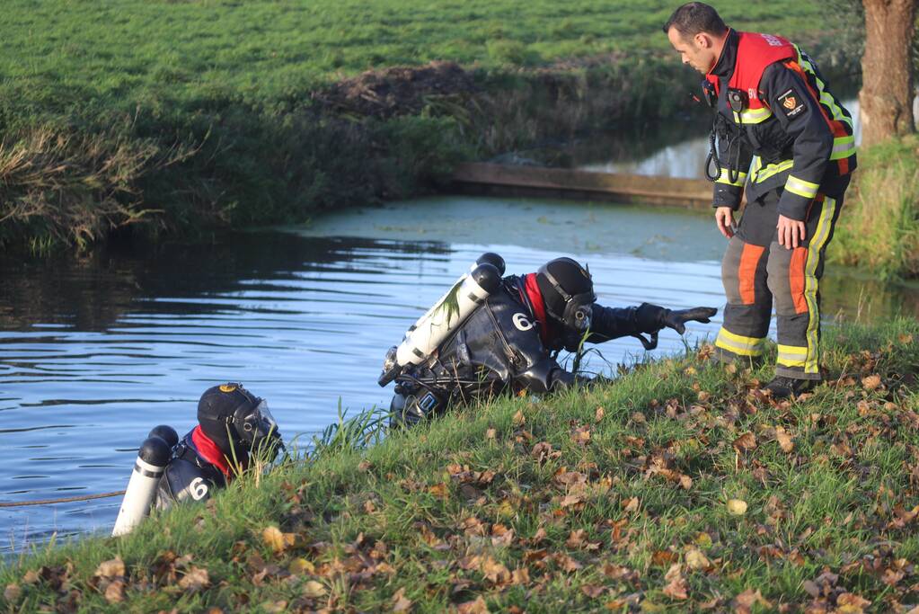 Hulpdiensten redden persoon uit water