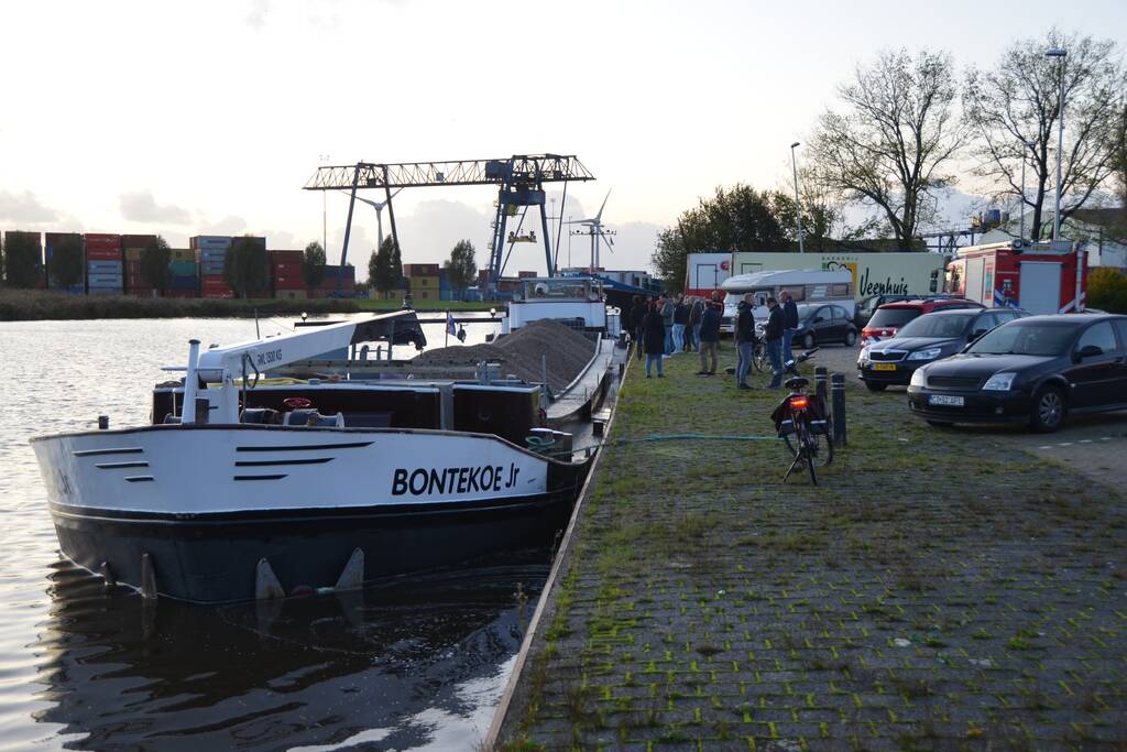 Schip met grind zinkt en lekt olie