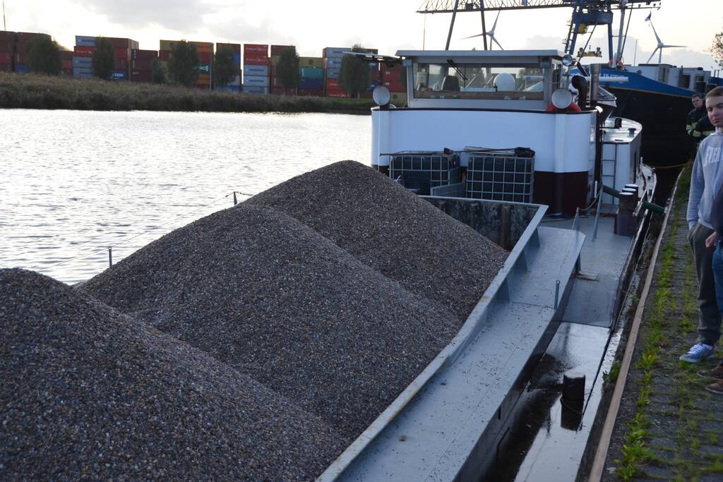 Schip met grind zinkt en lekt olie