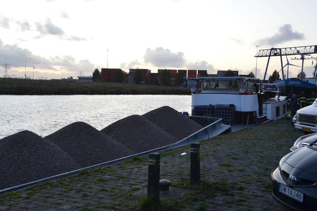 Schip met grind zinkt en lekt olie