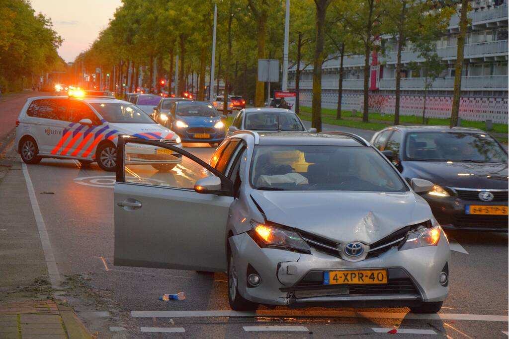 Vrouw met rolstoel uit bestelbusje bevrijd na kop-staart aanrijding