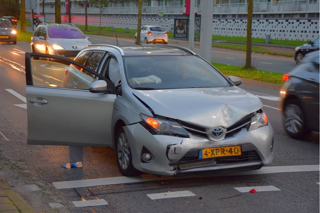 Vrouw met rolstoel uit bestelbusje bevrijd na kop-staart aanrijding