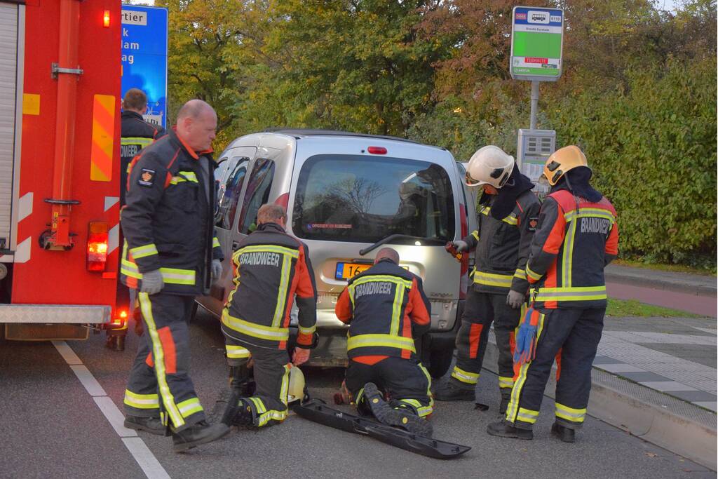 Vrouw met rolstoel uit bestelbusje bevrijd na kop-staart aanrijding