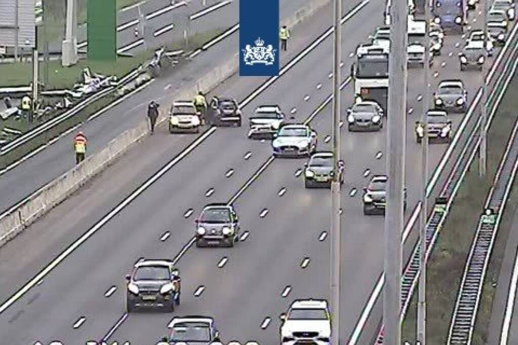 Vrachtwagen verliest controle over aanhanger