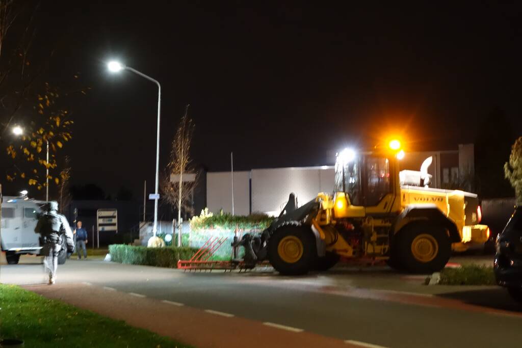 Arrestatieteam valt met zwaar geschut bedrijfspand binnen