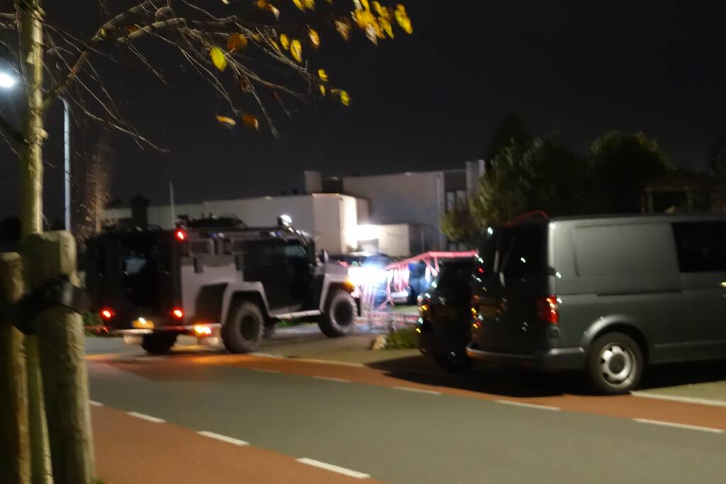 Arrestatieteam valt met zwaar geschut bedrijfspand binnen
