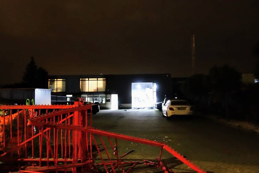 Arrestatieteam valt met zwaar geschut bedrijfspand binnen